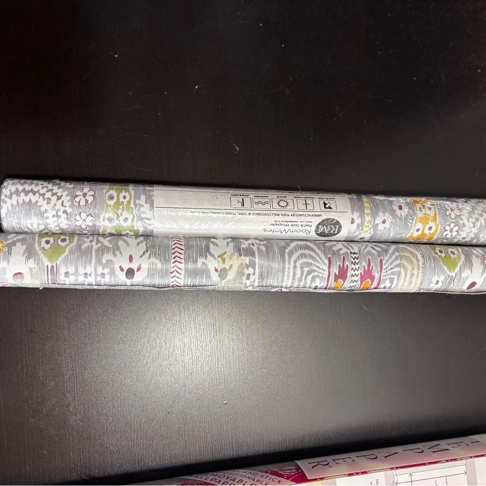 Roommates peel & stick Gray & white pastoral Ikat Patterned Wallpaper - 2 rolls